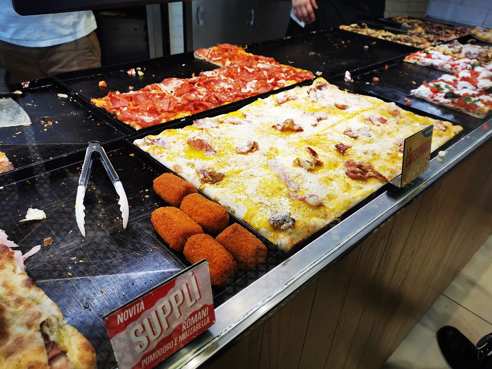 Pizza al taglio e supplì sul bancone